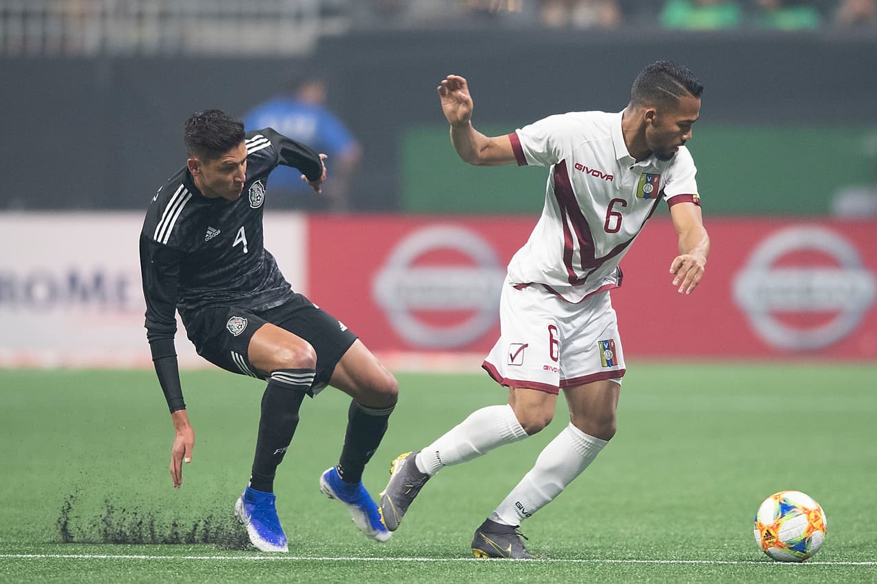 En los minutos iniciales la selección venezolana comenzó a tomar confianza y a apoderarse del esférico.