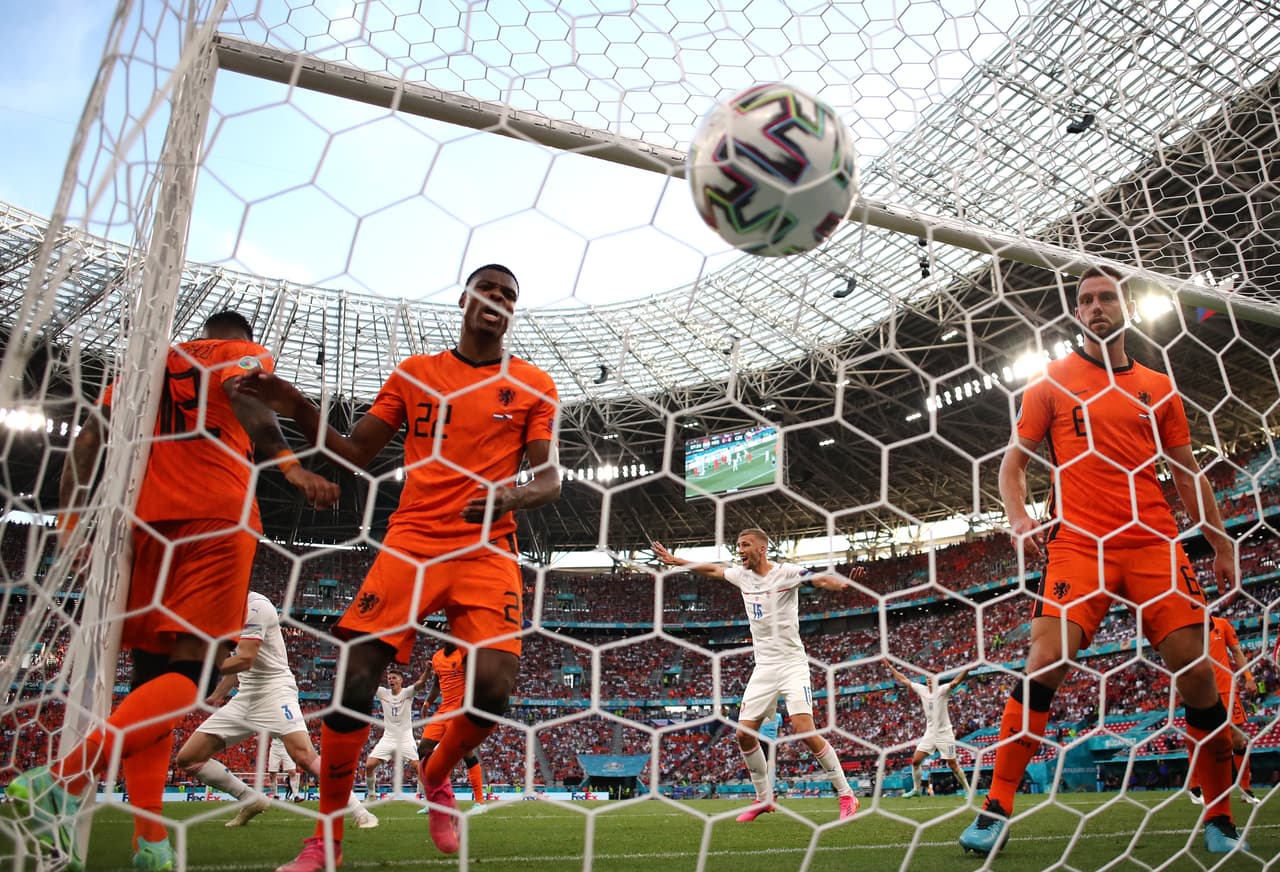 Holanda fue echado por los checos en Octavos de Final, lo que le costó el puesto al entrenador Frank De Boer.