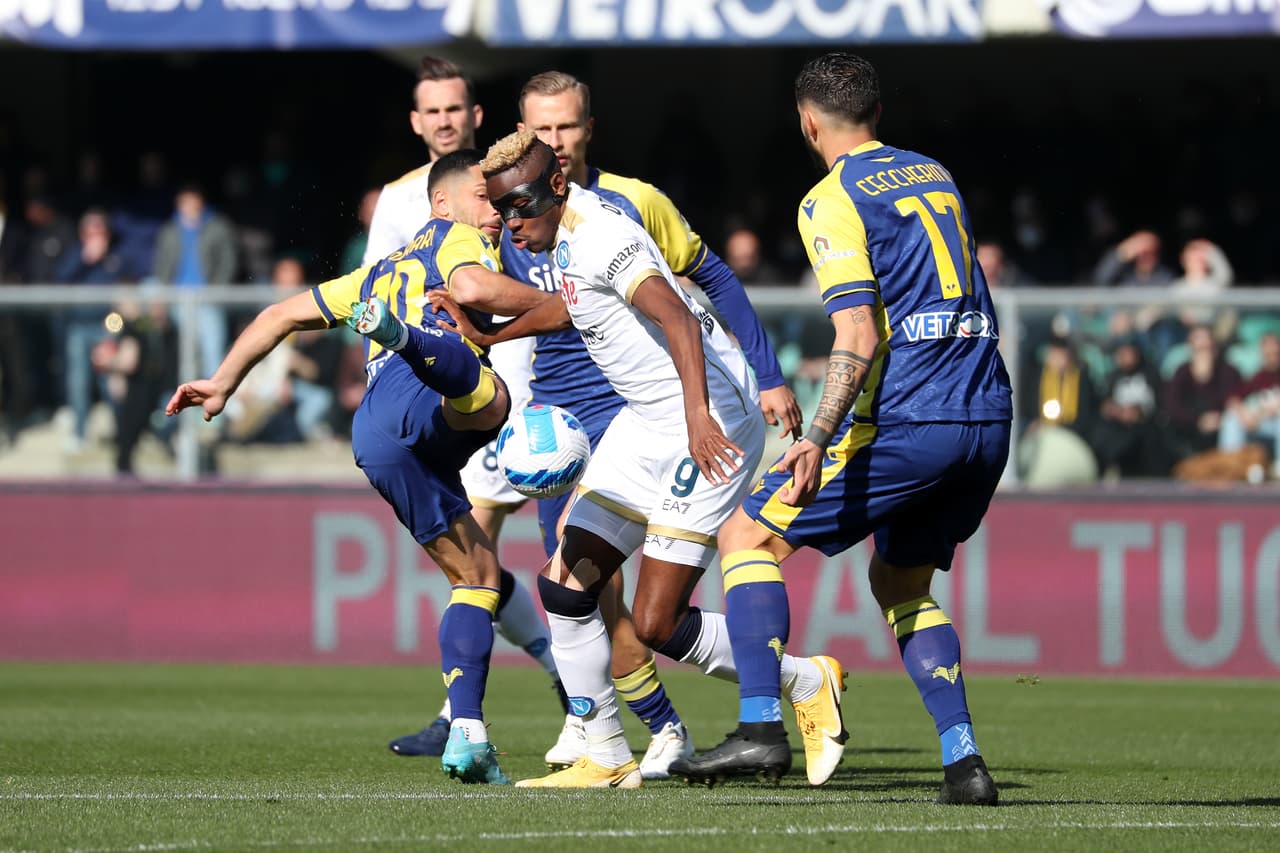 En un duelo donde el mexicano 'Chucky' Lozano jugó 63 minutos y tuvo un papel discreto, el nigeriano Victor Osimhen marcó los dos goles del Napoli, que valieron el triunfo ante Hellas Verona.