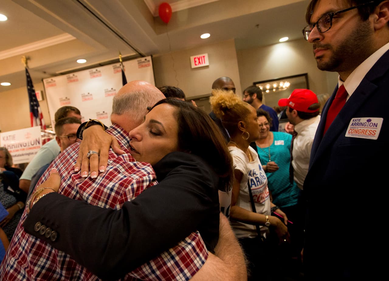 La representante estatal Katie Arrington abraza a partidarios tras derrotar al representante federal Mark Sanford en las elecciones primarias, en el hotel DoubleTree de Hilton, donde celebraba su fiesta de fin de campaña, el 12 de junio de 2018 en North Charleston, Carolina del Sur. (Andrew Whitaker/The Post And Courier via AP)