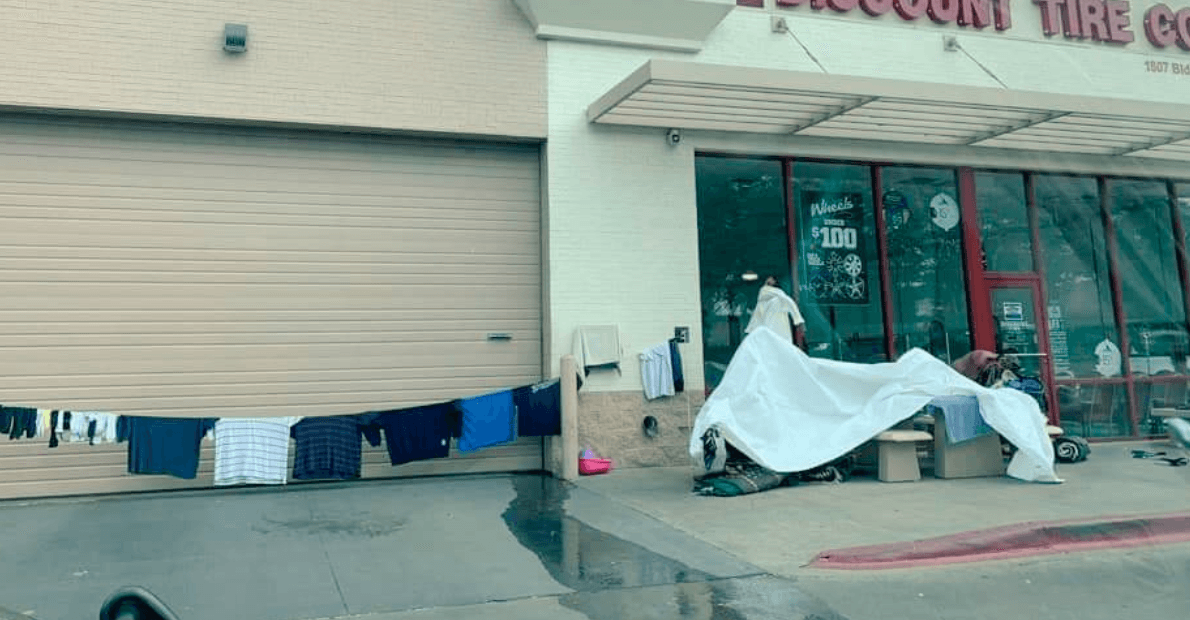 Gobernador de Texas amenaza con intervenir si no se arregla situación con las personas sin hogar en Austin