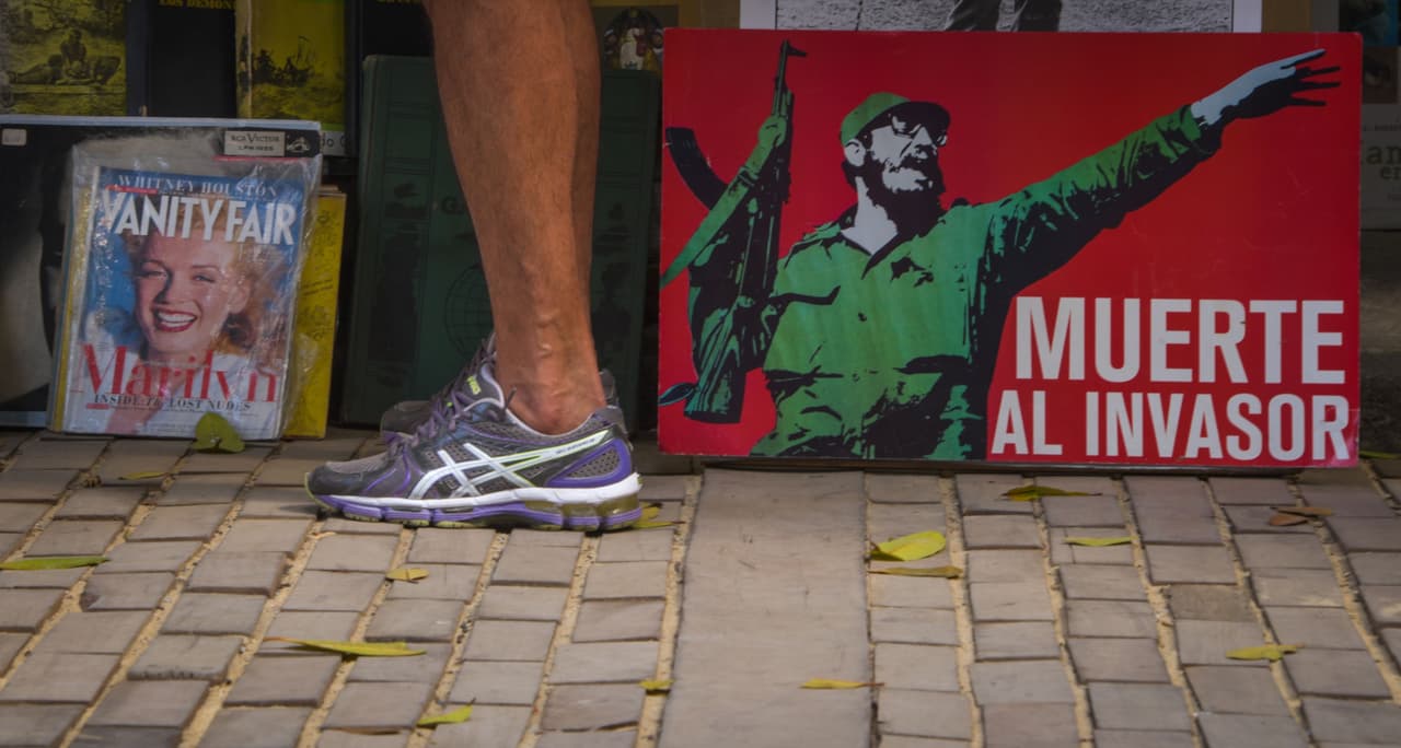 Castro culparía a la agresión de Estados Unidos de obligarlo a caer en brazos de la Unión Soviética, que ofreció en 1960 defender a Cuba si se unía al bloque comunista.