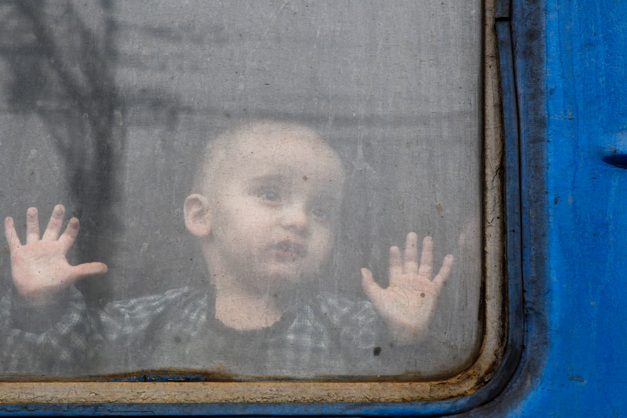 Una bebé deja la estación de trenes de Kramatorsk, en el este de Ucrania, en el inicio del desplazamiento de millones de personas el pasado 27 de febrero cuando los ucranianos se estrellaron contra la realidad de que la guerra había empezado.