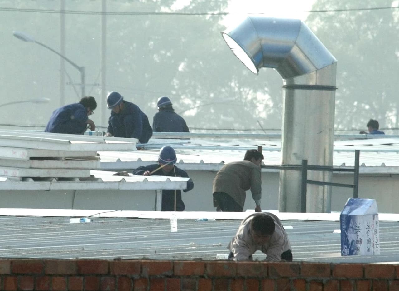 Esta fotografia de 2003 muestra la construcción del centro médico de Xiaotangshan, donde fueron tratados los afectados por SARS. Fue construido desde cero en apenas seis días, para atender el brote de un virus respiratorio que provocó la muerte de 800 personas.