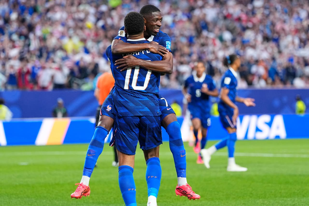 El francés Ousmane Dembélé (7) felicita a su compañero Kylian Mbappé (10) tras marcar el segundo gol durante el partido de fútbol del Grupo I de la Copa del Mundo entre Francia e Irak en Filadelfia, el lunes 22 de junio de 2026.