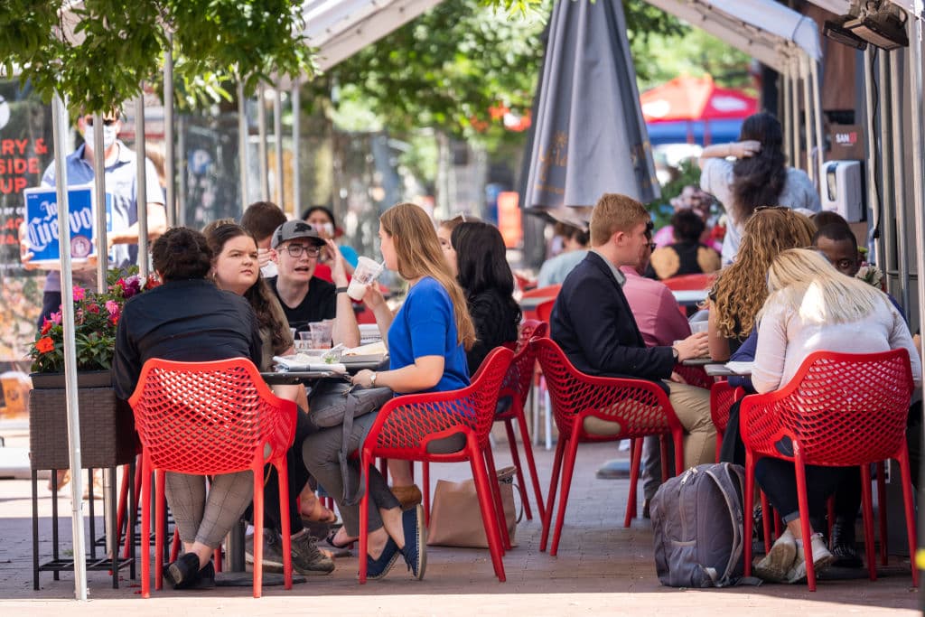 El desempleo baja al 5.8% en mayo tras sumar 559,000 nuevos puestos de trabajo