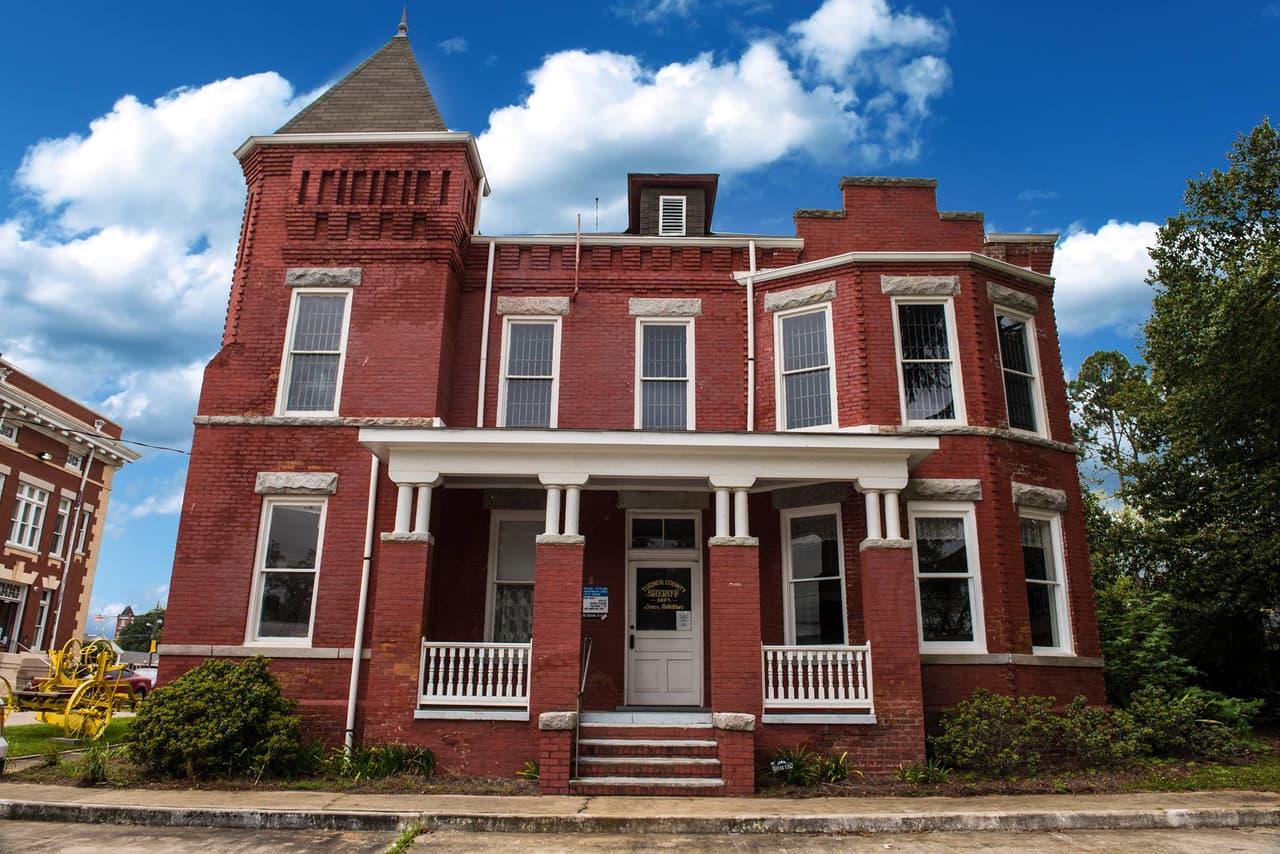 <b><a href="https://crimepunishmentmuseum.com/" target="_blank">Crime and Punishment Museum (Ashburn)</a></b>. Desde los días de Teddy Roosevelt hasta 1993, este edificio sirvió como cárcel del condado. Ahora, convertido en museo, los visitantes pueden ver uniformes con cadenas, un látigo de nueve colas y una réplica exacta de la silla eléctrica de Georgia, entre otras cosas.