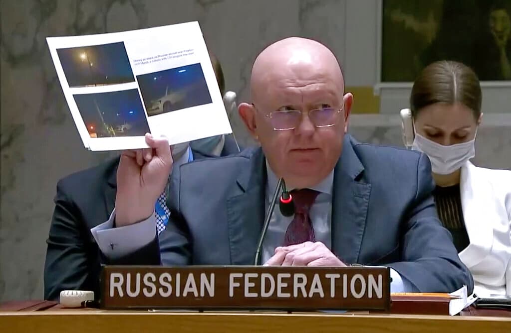 El embajador ruso ante las Naciones Unidas Vasily Nebenzya sostiene unas copias de fotografías mientras habla en una reunión del Consejo de Seguridad, el viernes 11 de marzo de 2022, en la sede de la ONU.