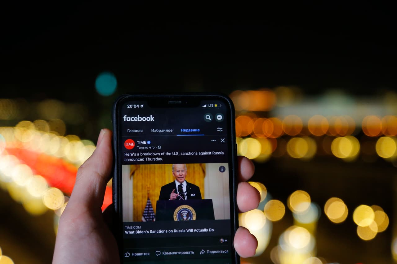 Captura de pantalla del mensaje del presidente Joe Biden en un smartphone en Moscú, Rusia, este viernes 25 de febrero.