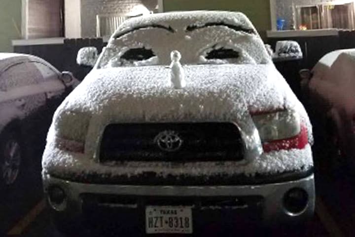 Muchos aprovecharon el raro evento para tomarse fotos, jugar con la nieve y construir el tradicional muñeco navideño.