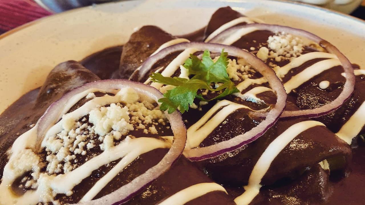 Entre los platillos más populares se encuentran el
<b>Desayuno Chile Poblano Relleno</b> con queso fundido y un tamal entero. Los clientes también disfrutan de los Chilaquiles Divorciados (con salsas roja y verde por ambos lados). Los huevos rancheros y huevos líquidos cubiertos con una salsa rústica.