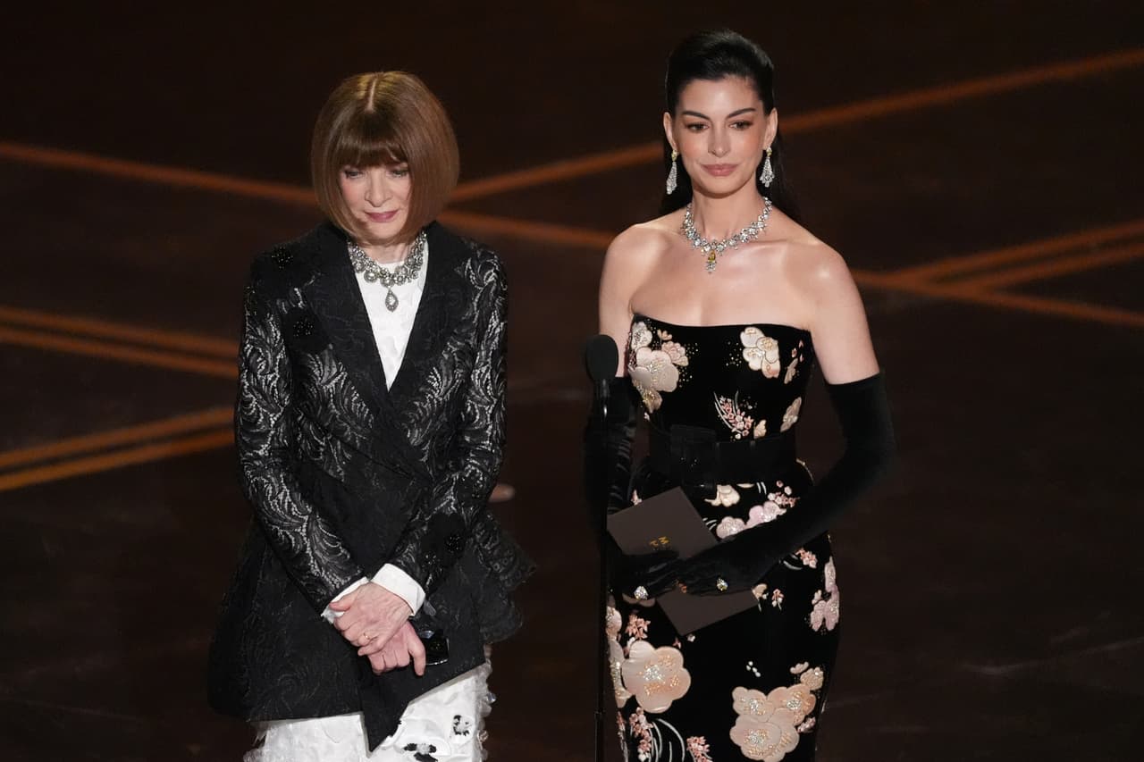Anna Wintour (izquierda) y Anne Hathaway entregaron el premio al mejor maquillaje y peluquería