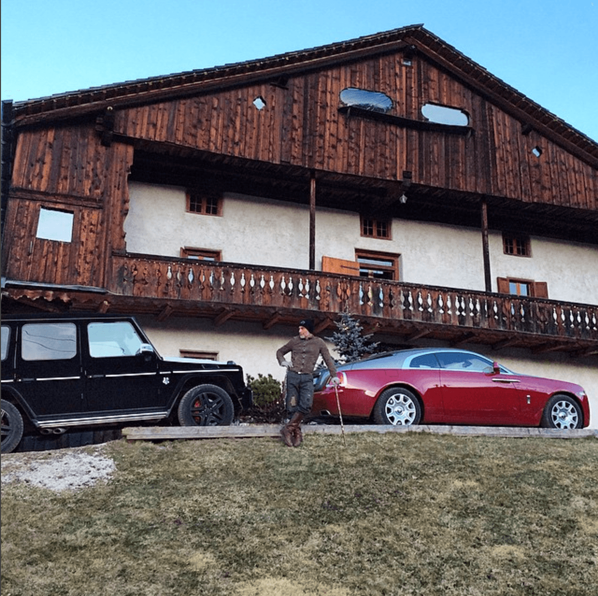 La villa de Gianluca en Cortina d'Ampezzo es la más antigua del lugar y una de las más lujosas. Gianluca dice que en esta imagen se mezclan la tradición y el avance tecnológico. En ella podemos apreciar tanto al Rolls-Royce Wraith como a un
<b>Mercedes-AMG G65</b> también propiedad de Gianluca, una de las versiones más potentes y lujosas y costosas de la legendaria
<b>Geländewagen</b> de Mercedes-Benz.