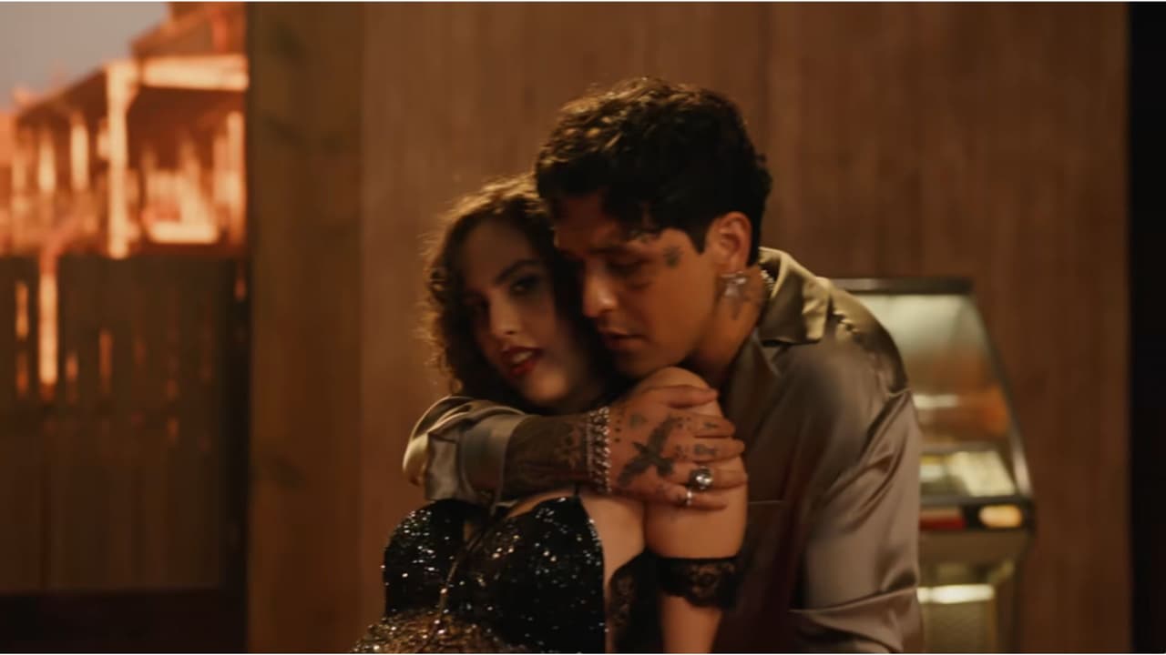 Así aparece Nodal con Estevie en su video 'Un besito más'.