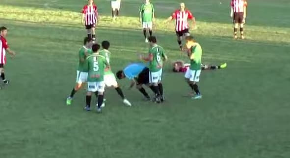 Futbolista argentino noquea a un árbitro con un puñetazo