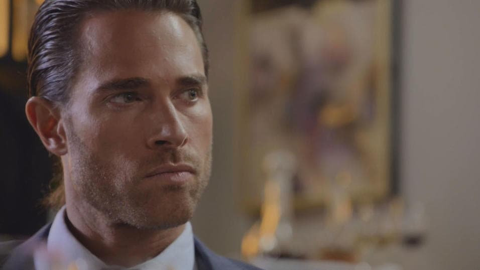 Marcelo Salvaterra era un hombre muy atractivo y de gran corazón, pero sufrió un terrible accidente que le hizo perder la memoria. Desde ese momento, apareció Santiago García.