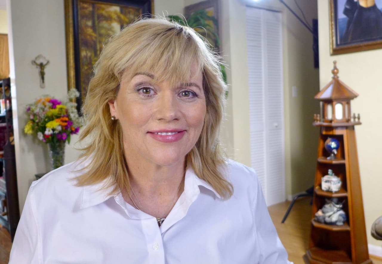 Samantha Markle Grant, la hija mayor de Thomas Markle, aseguró en una entrevista, que fue ella quien persuadió a su padre de negociar las fotos con los paparazzi y ha sido quien más ha vertido comentarios negativos en los medios contra Meghan, a quien no ha visto personalmente en años.