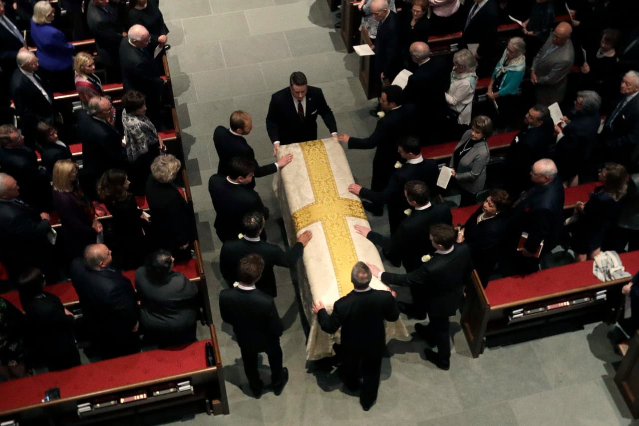 Los nietos de la ex primera dama Barbara Bush trasladaron el féretro dentro de la iglesia.