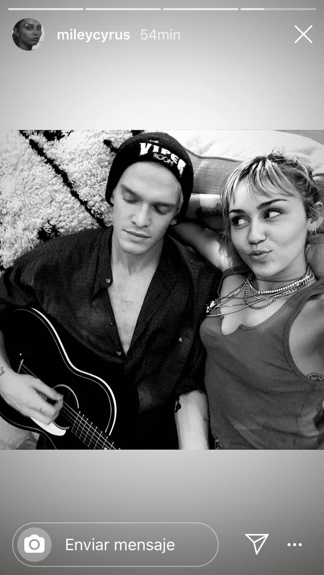 Miley no reveló las
<b> causas de la ruptura ni desde hace cuánto ya no son pareja</b>, pero aseguró que ambos están buscando cumplir sus sueños.
<br>