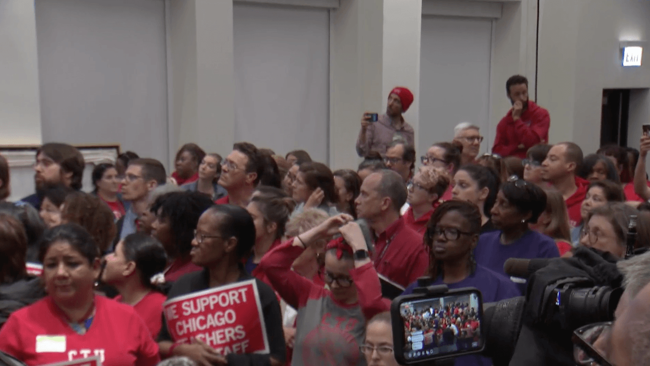 Miembros del Sindicato de Maestros de Chicago, hablan sobre el posible paro laboral.