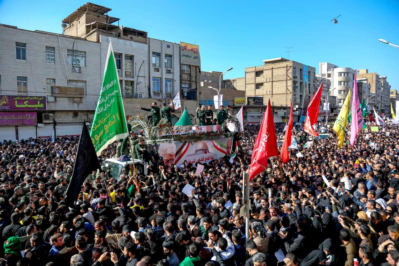 El camión con los féretros apenas conseguía abrise paso entre la multitud.