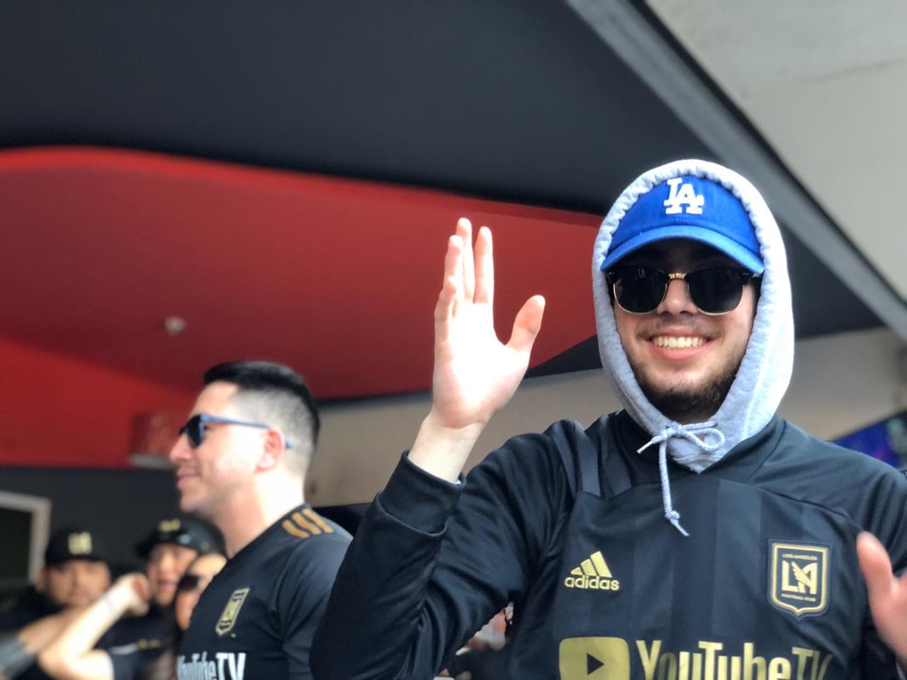 Muy prendida y animada la afición angelina, poniendo el color en León para alentar al LAFC.