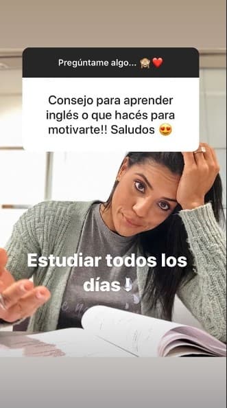 En los últimos meses, nuestra conductora se ha enfocado en el estudio del idioma inglés. En conversaciones anteriores ha revelado que siempre le fue bien en la escuela y sabemos que esta no será la excepción.
