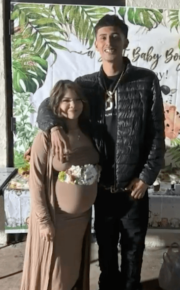 Savanah Soto, de 18 años, y Matthew Guerra, de 22 años, en el baby shower de su bebé Fabián.