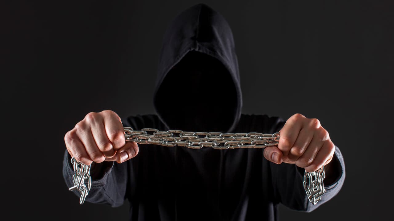 Pareja es agredida afuera de su casa por sospechoso con máscara de gas en Virginia