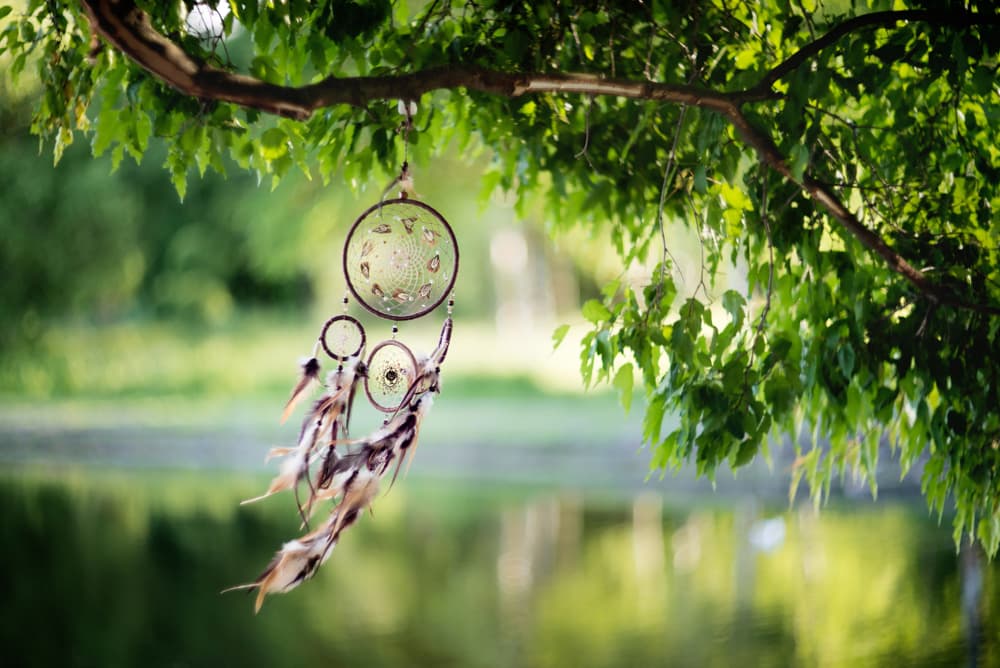 Los atrapasueños están compuestos de tres materiales: un aro de madera, plumas y semillas, piedras preciosas o minerales.
