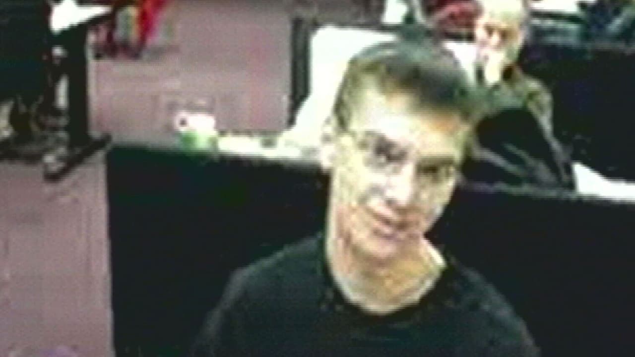 Alrededor de las 3:00 de la tarde, Steven Kazmierczak abrió fuego contra un grupo de estudiantes en el auditorio Cole Hall, matando a 5 personas antes de suicidarse.