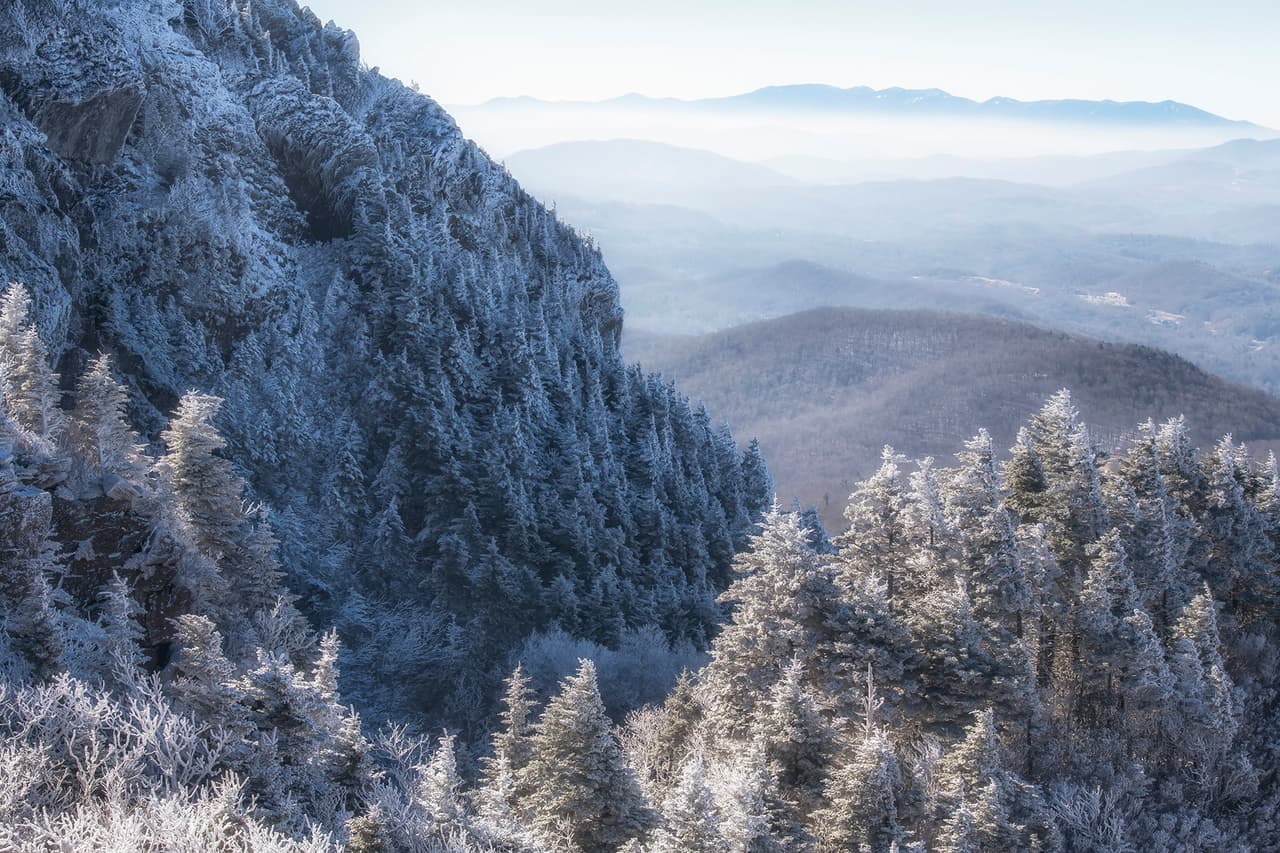 Enero está justo en medio de la temporada de invierno del parque (noviembre-marzo), ofreciendo experiencias espectaculares en el Grandfather Mountain.
