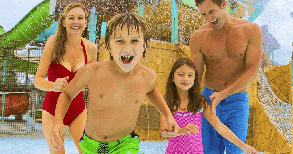 <a href="https://www.sixflags.com/hurricaneharbortexas" target="_blank">Six Flags Hurricane Harbor Arlington -</a> Este parque es uno de los más grandes en nuestra área y cuenta con más de 40 toboganes, atracciones y albercas incluyendo unos de sus ruedas más emocionantes de 80 pies de alturas. Los pases para la temporada 2020 han sido extendidos hasta el 31 de diciembre de este año. No requieren mascarillas y proveen estaciones con desinfectante de manos. Piden seguir las recomendaciones de especialistas de la salud y no aseguran que no vayan a contagiarse ya que es un lugar en donde el contacto con los demás es casi imposible de evitar. Para más detalles sobre los horarios y restricciones visite sixflags.com/hurricaneharbortexas.
<br>