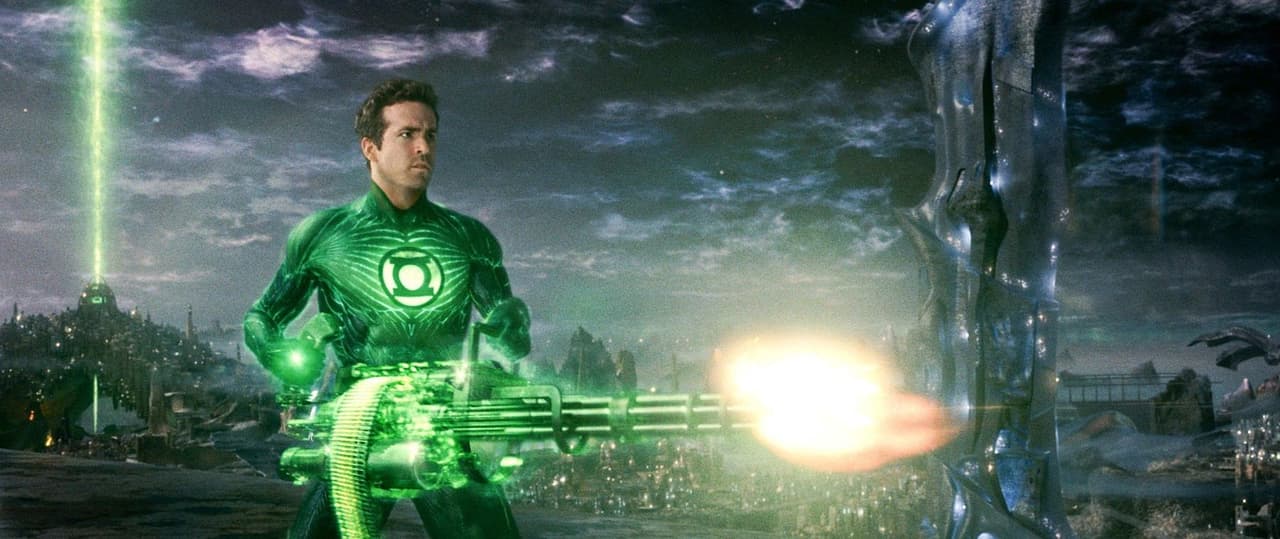 <b>‘Green Lantern’ (2011)</b>
<br>Con grandes efectos para el tiempo en el que fue estrenada, la historia confusa y con un guion débil hizo que los críticos le dieran un 26 por ciento de calificación. La trama sigue al intrépido y arriesgado piloto Hal Jordan (Ryan Reynolds) cuando descubre un anillo de poder que lo hace formar parte de un cuerpo de seguridad intergaláctico, si bien antes de poder comprender del todo sus poderes, se enfrenta a una amenaza hecha de miedo que puede destruir todo.