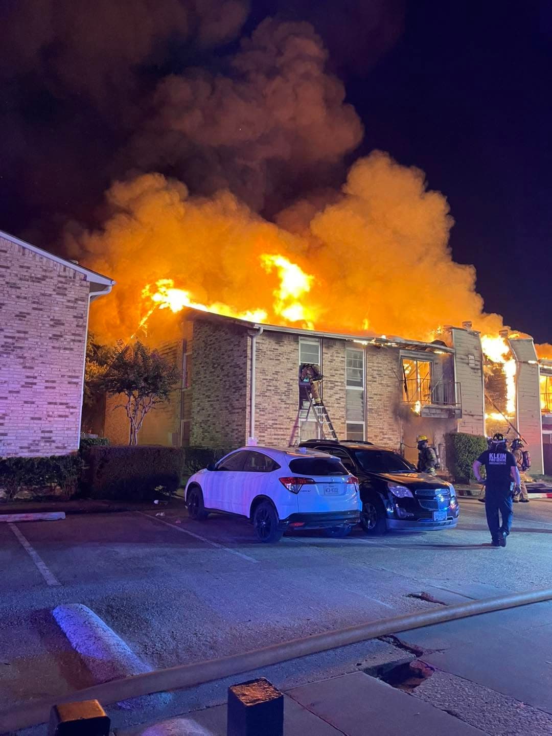 Equipos de Klein Fire Department y Ponderosa realizaron
<b>un rescate a través de una ventana y aplicaron maniobras de reanimación a una persona.</b>