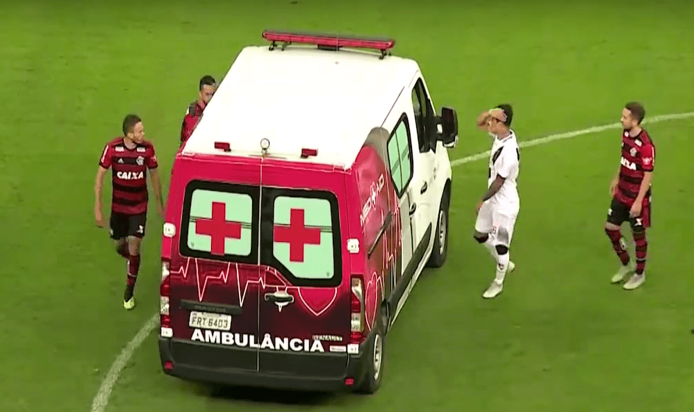 Varios se acercaron también y el recién informado no dudó en dirigirse de inmediato para empujar el vehículo.