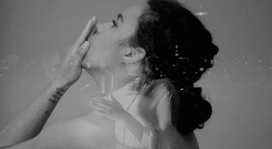 Su último disco, Palabras manuales, busca proponer principios y valores morales.