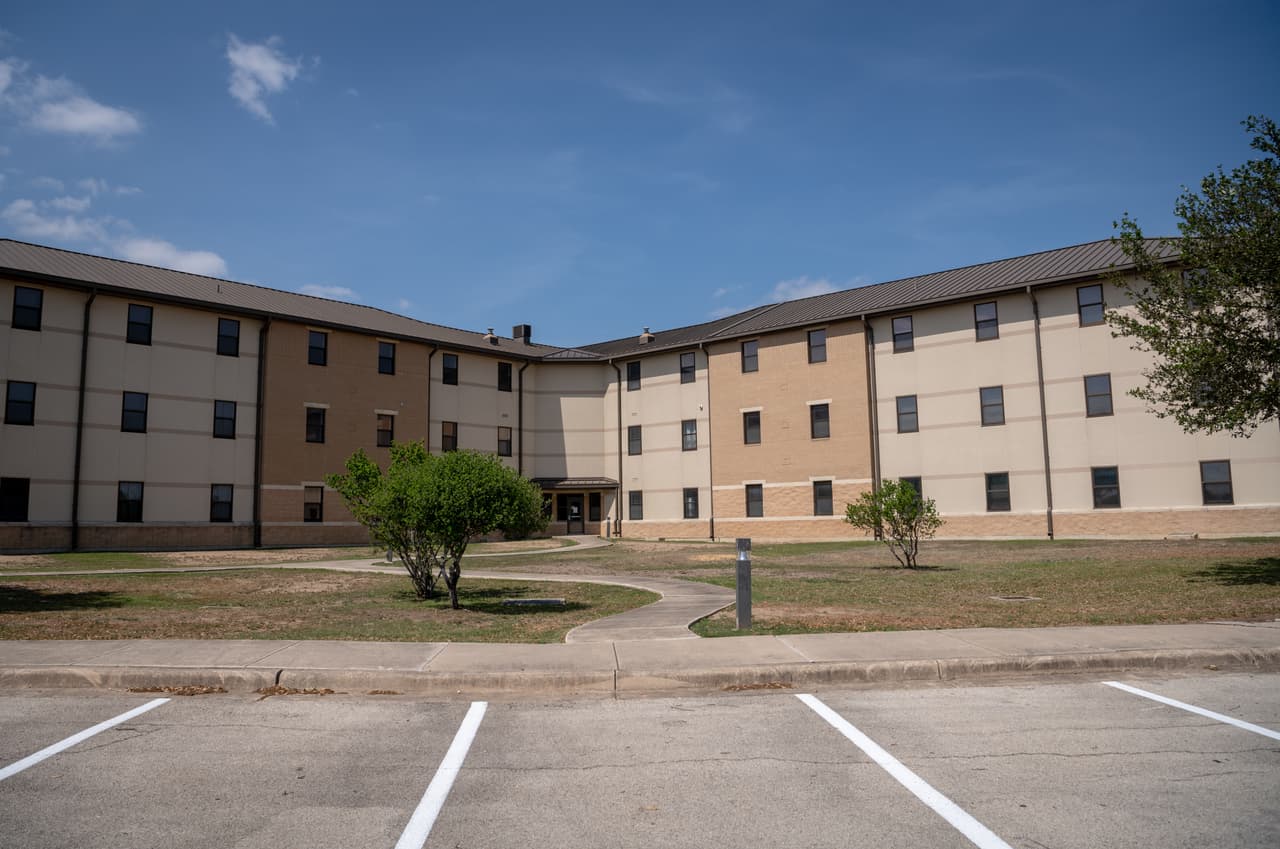 Cien adolescentes migrantes no acompañados llegaron a viviendas temporales preparadas para ellos en la
<a href="https://www.univision.com/local/san-antonio-kwex/la-base-lackland-en-san-antonio-base-fort-bliss-albergaran-ninos-migrantes-no-acompanados">Base Conjunta San Antonio-Lackland</a>.