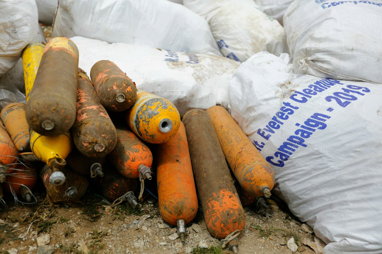Tanques de oxígeno desechados junto a la basura. Las autoridades de Nepal amontonan la basura dejada por los montañistas. Más de 200 lograron llegar a la cima el pasado miércoles, rompiendo el récord de ascensos en una misma jornada, pero también creando el fatal atasco.