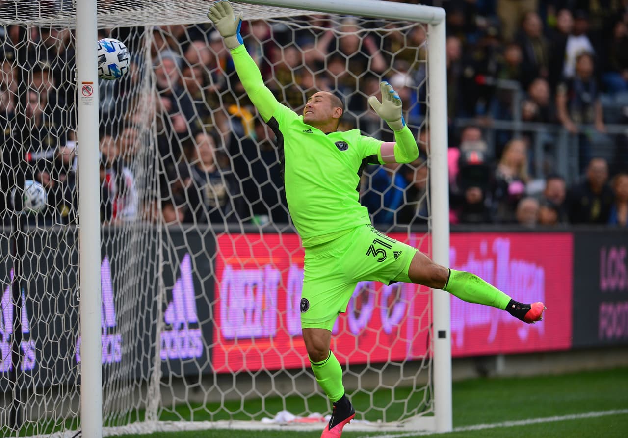 Luis Robles vuela hacia atrás pero no puede evitar el golazo de Carlos Vela y no le queda otra más que sacar el balón del fondo de la red.