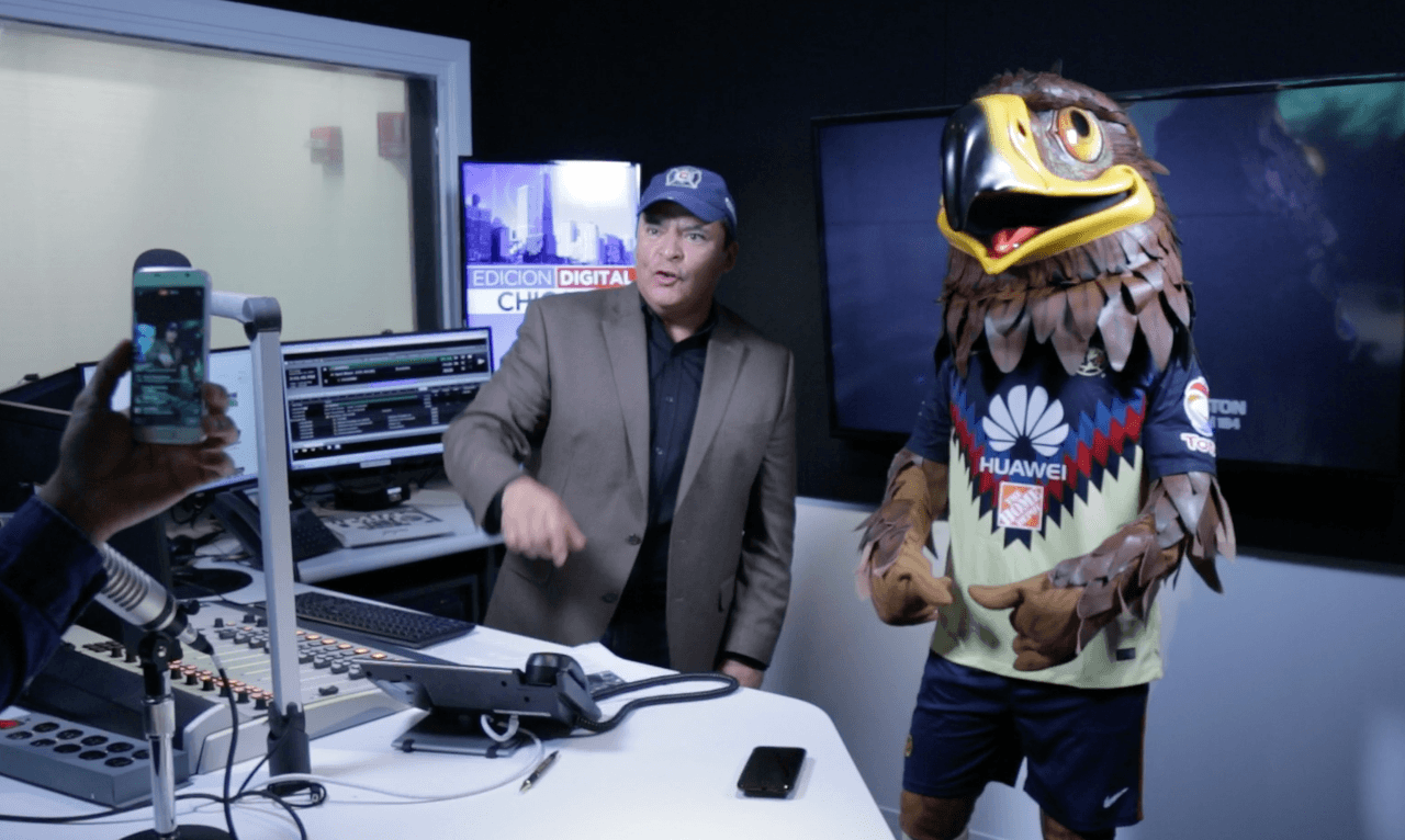 Una visita de altos vuelos, la mascota de las Águilas del América estuvo en los estudios de Univision Chicago.