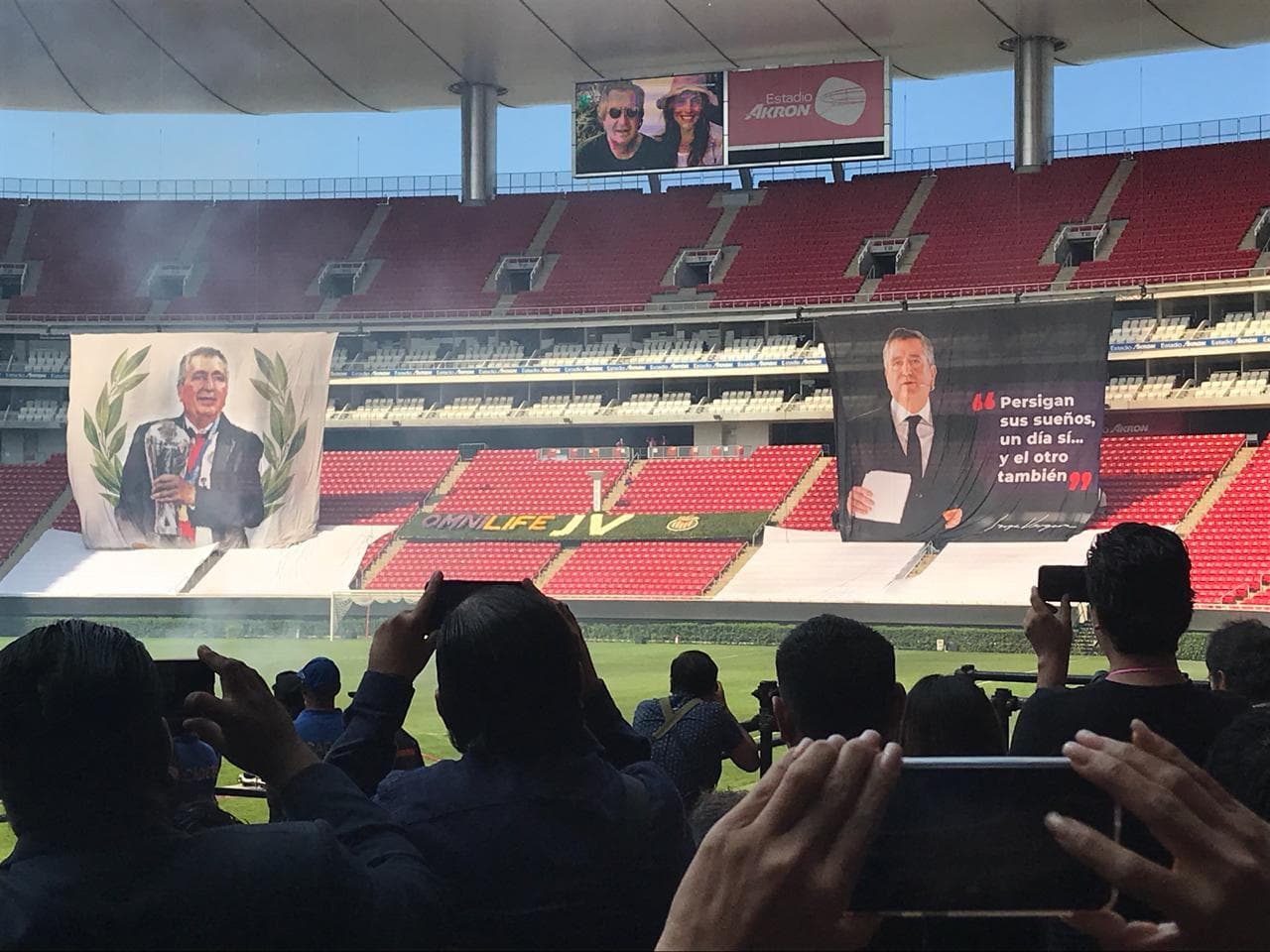 Chivahermanos dan último adiós a Jorge Vergara en su estadio