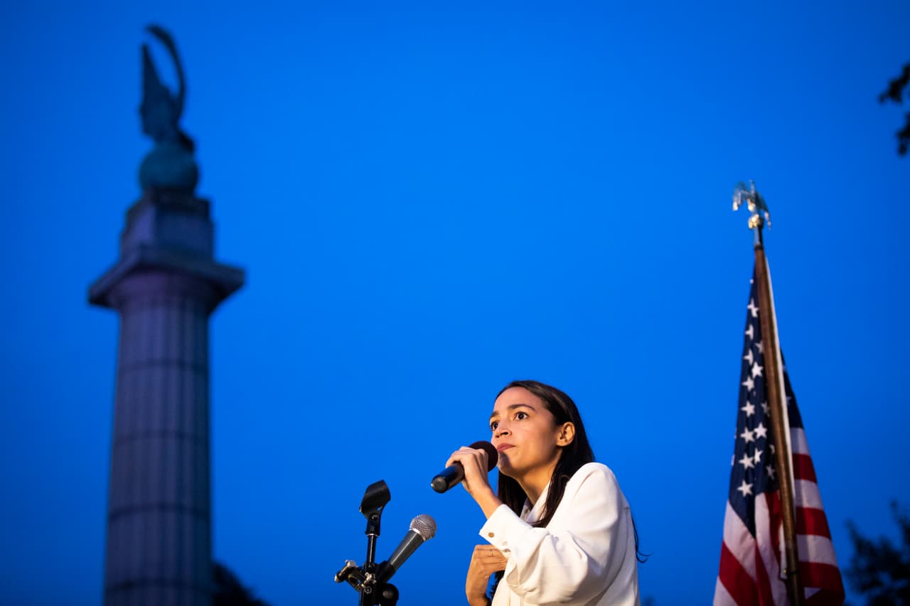 En Nueva York también hubo movilizaciones por los tiroteos del fin de semana y allí estuvo la representante Alexandria Ocasio-Cortez. Solicitaron al Congreso que avance una legislación por el control de armas y alentaron a los ciudadanos a votar por los políticos que promuevan esas medidas.