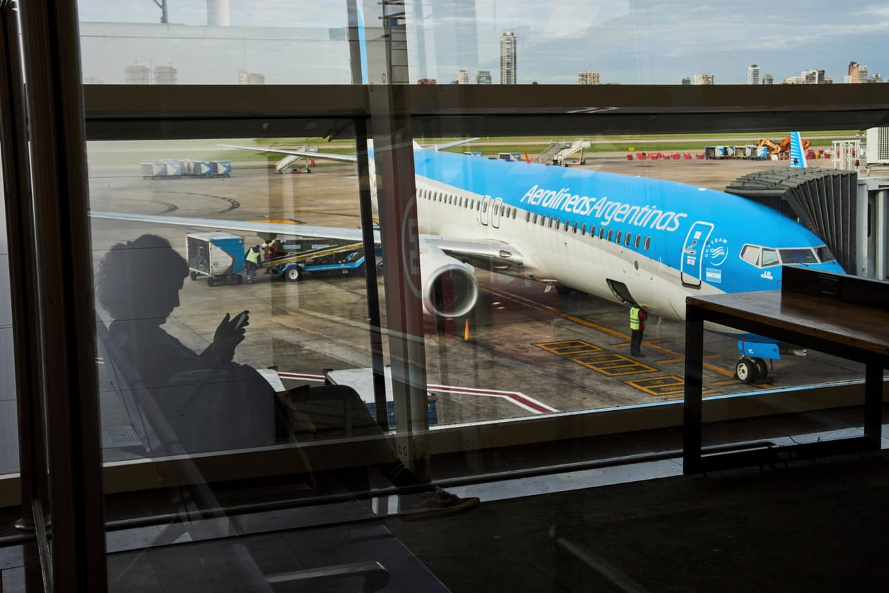 Huelga de Aerolíneas Argentinas cancela cientos de vuelos y afecta a más de 30 mil usuarios con pérdidas millonarias