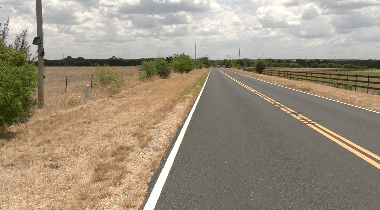 Su cadáver fue hallado en el medio de la carretera en una zona rural. Un vecino del área fue quien llamó al 911.