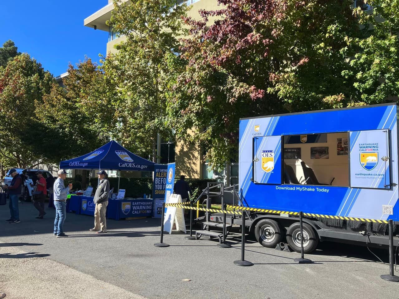 Simulador de terremotos recorre California para concientizar sobre la preparación ante desastres naturales