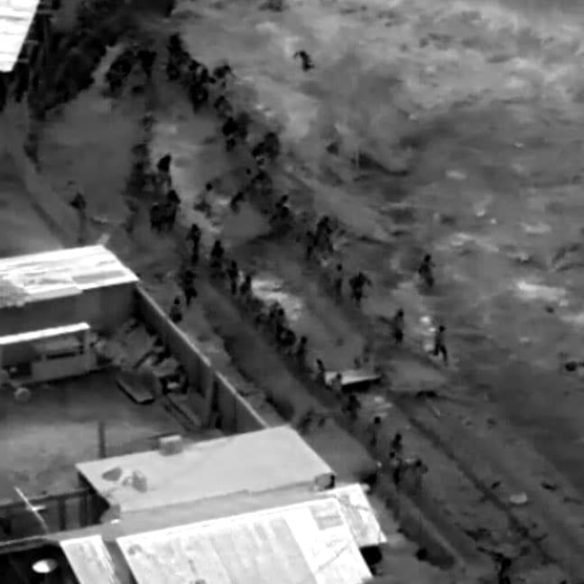 Los agentes frustraron un intento de entrada masiva coordinada después de que un grupo rompió la antigua valla primaria.