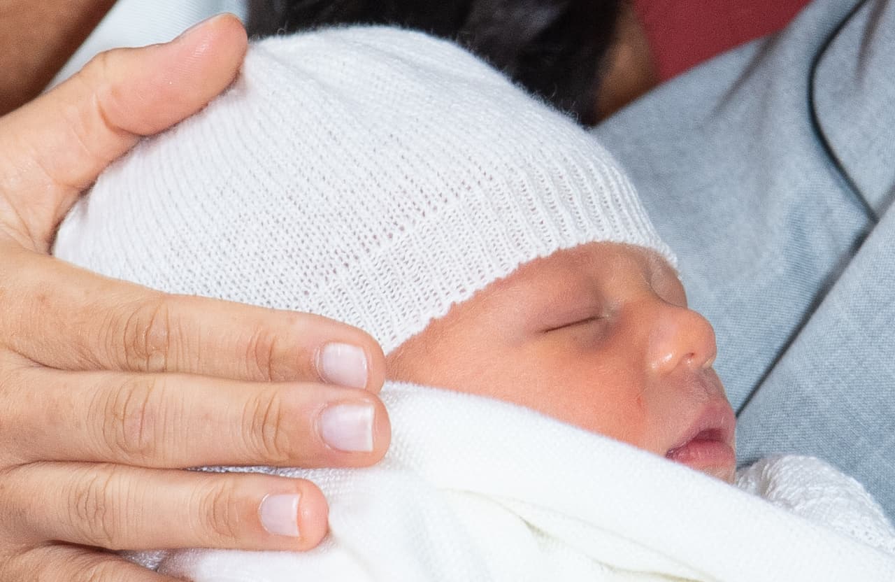 Una de las más recientes fue
<b><a href="https://www.univision.com/famosos/meghan-markle-y-el-principe-harry-presentan-a-su-bebe-archie-harrison-mountbatten-windsor-fotos">haber presentado</a></b> a Archie Harrison el 8 de mayo de 2019, 48 horas después de haber nacido. Kate Middleton, por ejemplo, salió a mostrar al príncipe Louis solo 7 horas después del parto.