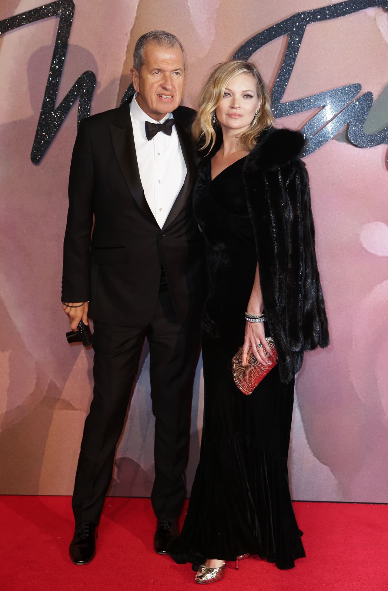 Kate Moss, la emblemática modelo apareció en la gala vestida como una diva de otra década. Con un abrigo pesado de piel que casi se comía su vestido negro, llegó de la mano de su amigo y cómplice, el fotógrafo de origen peruana Mario Testino.