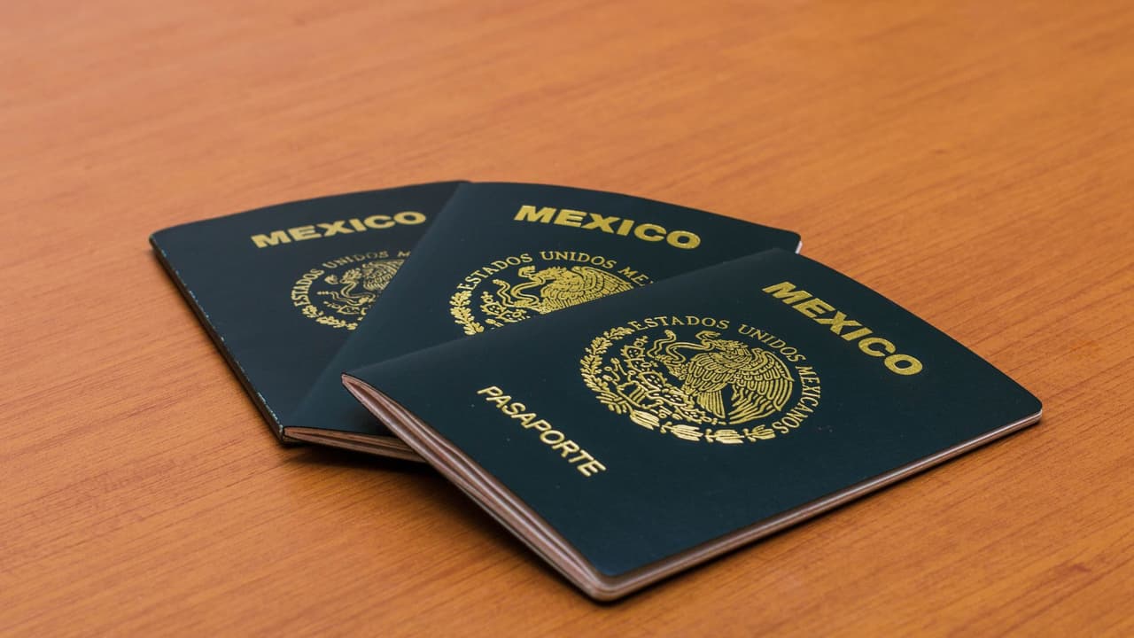<h3 class="cms-H3-H3">Trámites del Consulado Sobre Ruedas: qué documentos puede gestionar</h3> Durante la jornada se podrán realizar
<b> tres trámites principales:</b>
<br>👉🏻 Pasaporte mexicano
<br>Sirve como documento de identidad y viaje. Es necesario para quienes planean salir de Estados Unidos, renovar documentación o contar con una identificación mexicana vigente.
<br>
<b>👉🏻 Matrícula consular</b> Es una identificación emitida por el Gobierno de México para mexicanos que viven en el extranjero. Puede ayudar en trámites donde se requiere comprobar identidad, nacionalidad y domicilio.
<br>
<b>👉🏻 Credencial para votar del INE</b>
<br>Permite a mexicanos en el extranjero contar con una identificación oficial y participar en procesos electorales cuando cumplen los requisitos correspondientes.